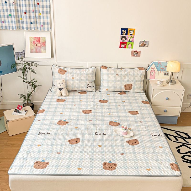 Đệm gấu kẻ caro trên sofa — vải in BDD